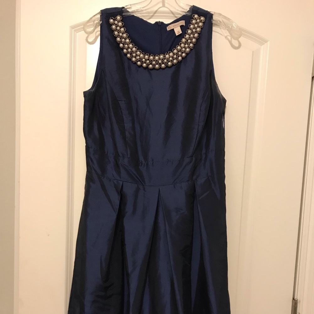 Knee length taffeta like material dress